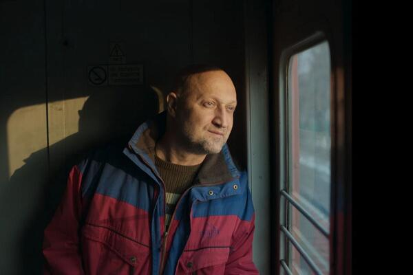 Обаятельный зек Куценко учится жить: рецензия на сериал «Встать на ноги»