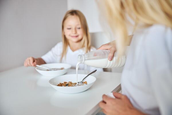 Заряжаем ребенка энергией на весь день: лучшие идеи завтрака для школьника