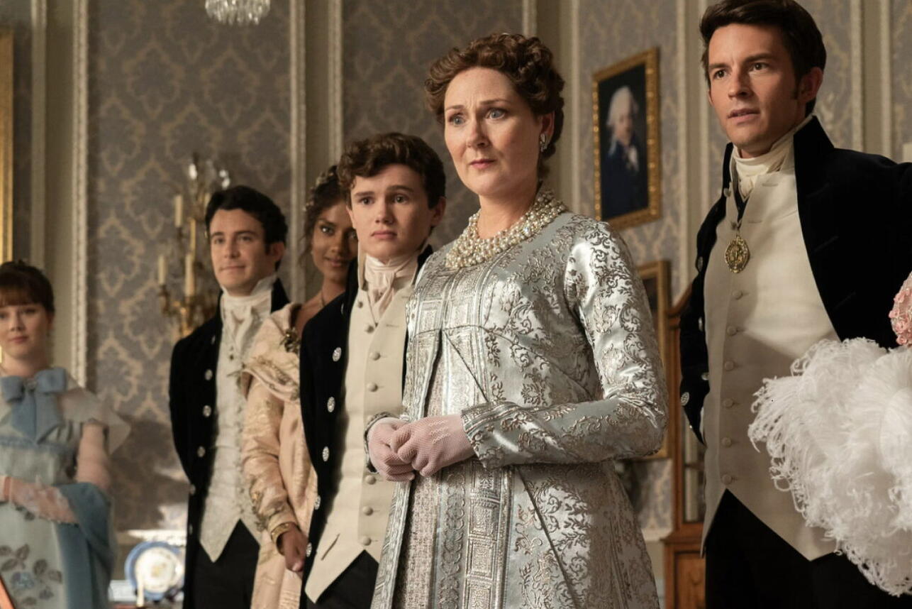 кадр из сериала «Бриджертоны» леди Вайолет фото