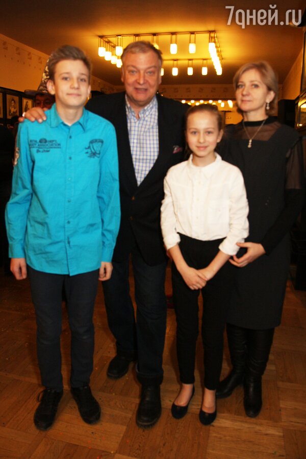 Андрей Давыдов с женой Мариной, сыном Феликсом и дочерью Любой