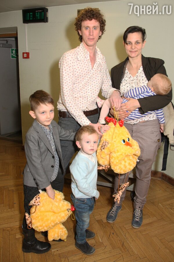 Сергей Медведев с женой Валерией и детьми Лукой, Гаврилой и маленькой Полиной