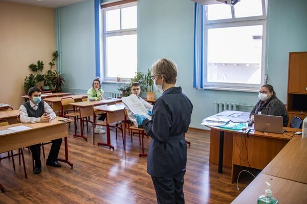 В школах и детских лагерях отменены коронавирусные ограничения