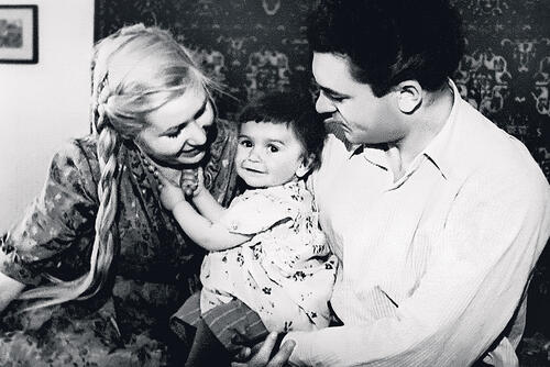 Инна Макарова и Сергей Бондарчук с дочерью Наташей, начало 1950-х годов