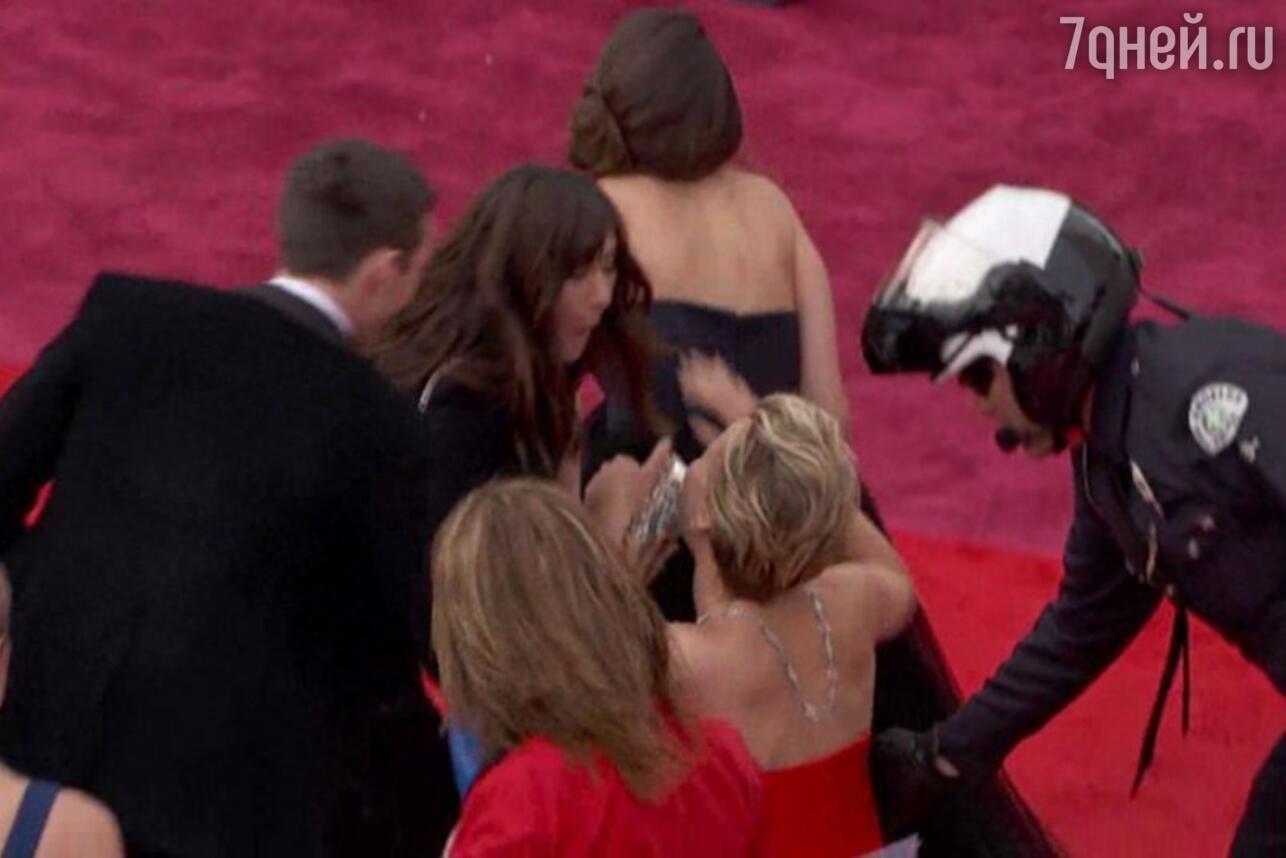Дженнифер Лоуренс упала на Оскаре