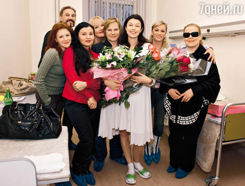 Счастливых родителей поздравляют участники шоу «Суперстар-2008. Команда мечты» Мария Кац, Анатолий Алешин, Светлана Владимирская, Наталья Гулькина, Маргарита Суханкина и Людмила Сенчина