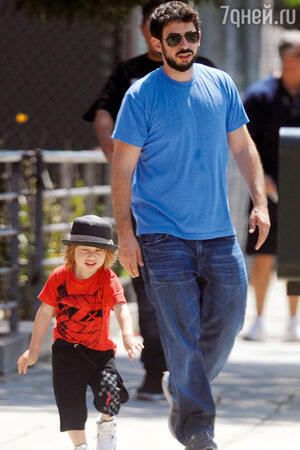 Бывший муж Агилеры Джордан Брэтмен с их сыном Максом на отдыхе в Венеции. 2012 г.