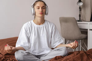 Тревога, стресс и бессонница: какая музыка успокоит и расслабит 