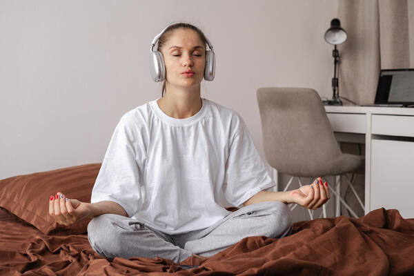 Тревога, стресс и бессонница: какая музыка успокоит и расслабит 