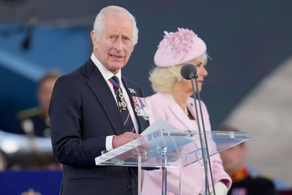 Стало известно, почему король Карл не может решиться лишить Меган и Гарри титулов  