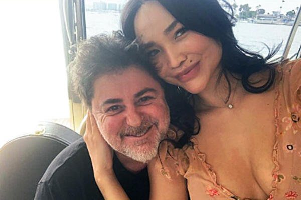 Доигралась с пластикой: молодая жена Цекало показала изуродованную грудь