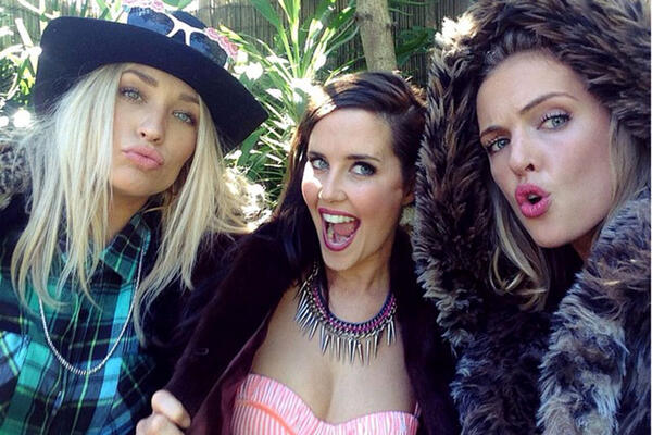 Поём за рулём: три модели сделали пародию на самых популярных музыкантов