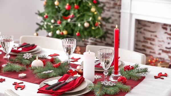 От скатерти до тарелок: как сервировать праздничный стол на Новый год