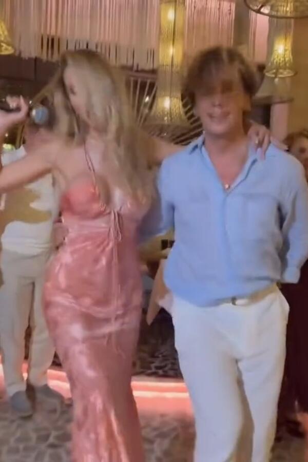 Мужа Пугачевой засняли с Лободой на вечеринке — дорвался до молодого тела Мужа Пугачевой засняли с Лободой на вечеринке — дорвался до молодого тела