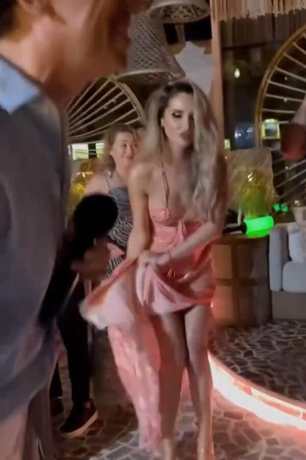 Мужа Пугачевой засняли с Лободой на вечеринке — дорвался до молодого тела Мужа Пугачевой засняли с Лободой на вечеринке — дорвался до молодого тела