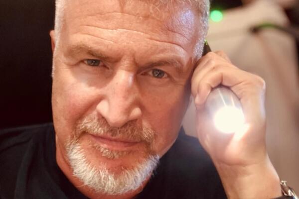 «Надеюсь на лучшее. Храни вас Бог!» Агутин обратился к аудитории с борта самолета
