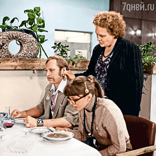 «Юра нуждался в повышенном внимании и похвале, как ребенок. Чтобы верить в себя, он должен был слышать, какой он красивый, гениальный, потрясающий актер и художник» С Нонной Мордюковой и Ларисой Кузнецовой в фильме «Родня». 1981 г.