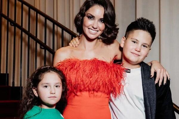 Недавно родившая Муцениеце напугала играми с дочкой &mdash; еще бы в снег кинула