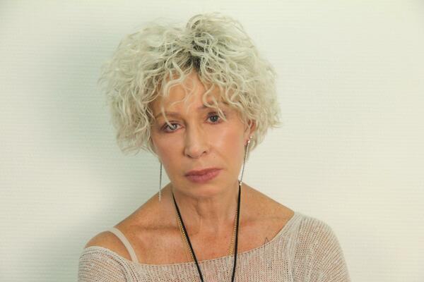 «Рыдает с утра до вечера»: 15-летний внук Васильевой отдал аферистам 360 тысяч рублей