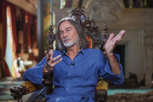 «Стоит с двумя чемоданами»: художник Сафронов выставил провинциальную невесту из дома