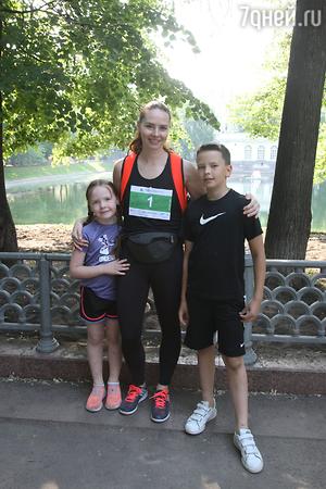 Елена Николаева с детьми Артемием и Вероникой