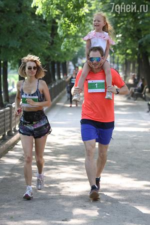 Андрей Бурковский с дочкой Алисой и женой Ольгой