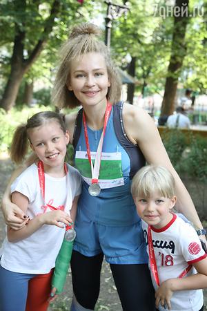 Юлия Пересильд с дочками: Аней и Машей