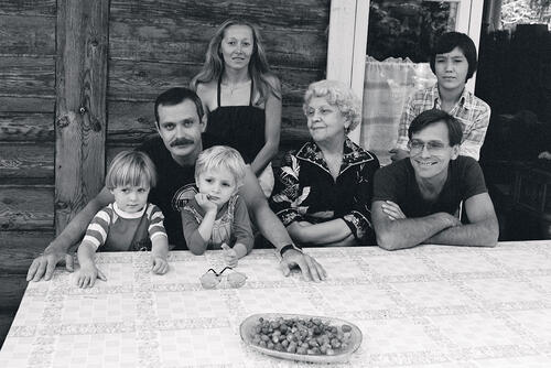 Никита Михалков и Татьяна Михалкова с детьми Артемом и Анной, Наталья Петровна Кончаловская, Андрей Кончаловский с сыном Егором, конец 1970-х годов