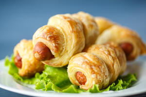 Рецепт для самых ленивых: готовим сосиски в тесте за пять минут