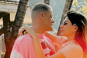 Яглыч отметил день рождения под пальмой