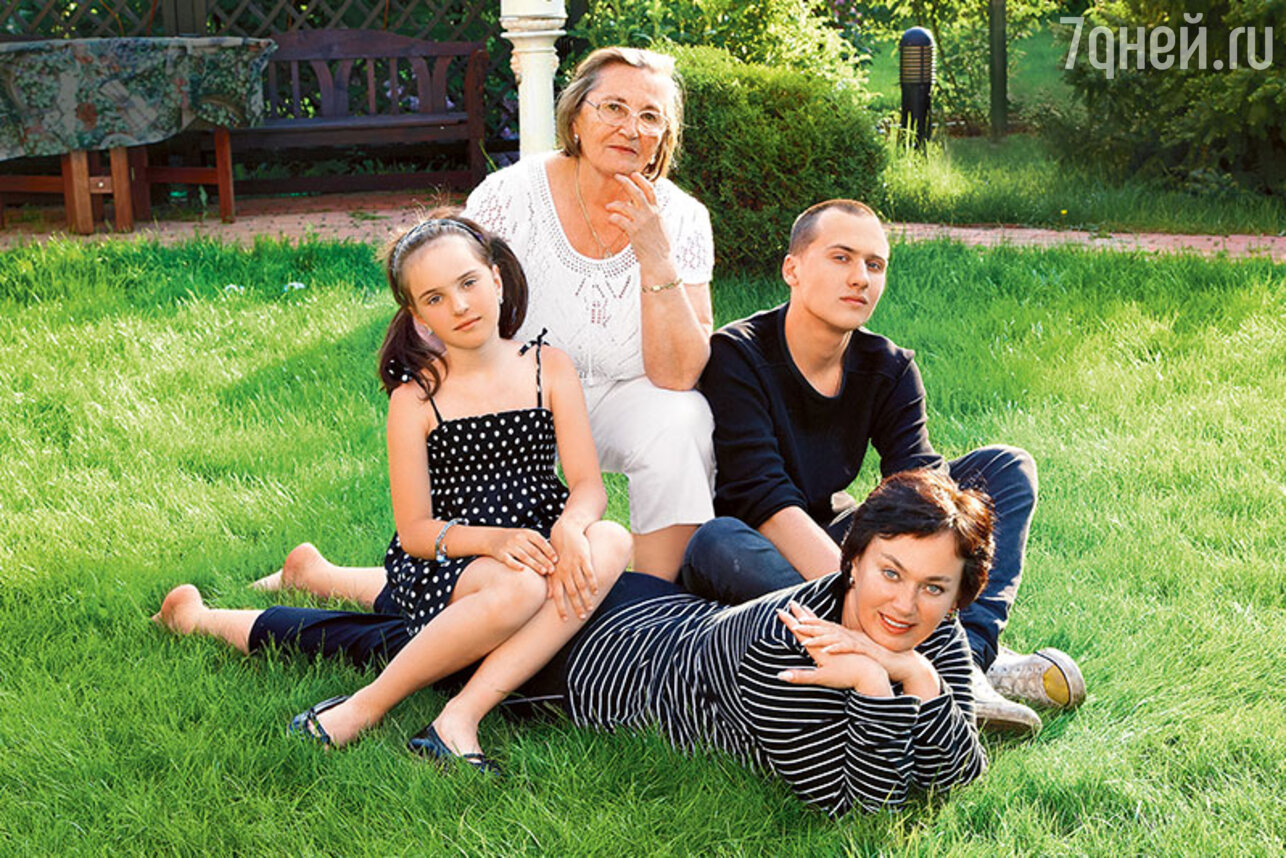Лариса Гузеева с мамой Альбиной Андреевной, дочерью Ольгой и сыном Георгием