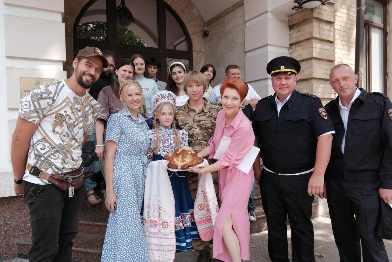 Оксана Сташенко и участники съемочной группы фильма «Казаки-разбойники»