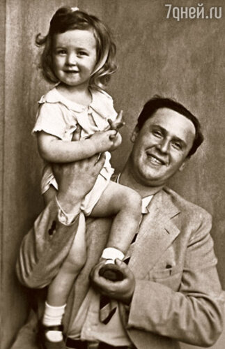 На плече у отца — я. Конец 1930-х гг.