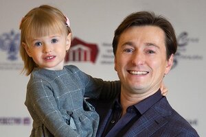 Сергей Безруков познакомил дочь с Дедом Морозом