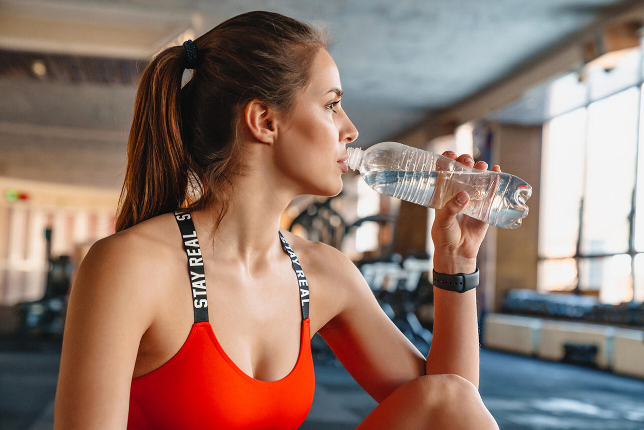 женщина в спортзале