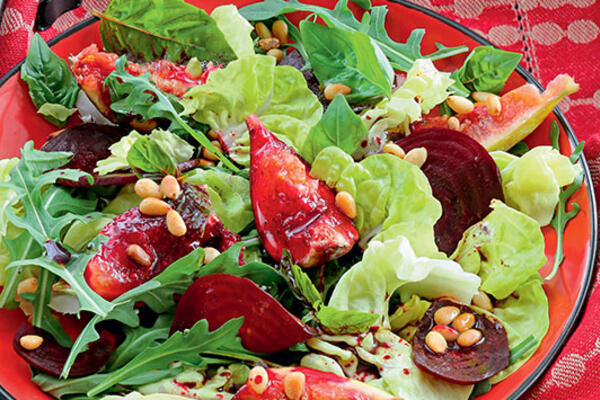 Рецепты от Юлии Высоцкой: свекольный салат с портвейном, классические цыплята с оливками, новый вариант крем-брюле