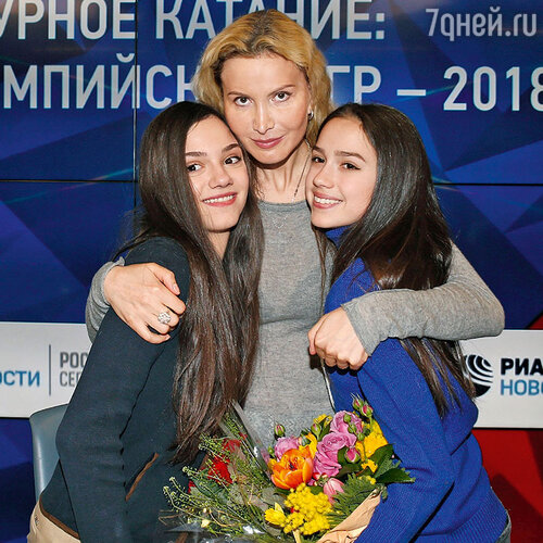 Этери Тутберидзе с Евгенией Медведевой и Алиной Загитовой. Пресс-конференция представителей Федерации фигурного катания России, посвященная итогам выступления на XXIII зимних Олимпийских играх
