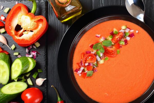 Топ-5 рецептов охлаждающих супов: спасаемся от жары в летние вечера