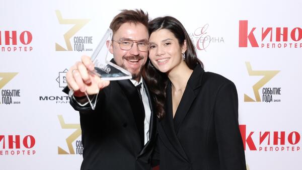 Total black: звезды в шикарных черных нарядах на премии Событие года