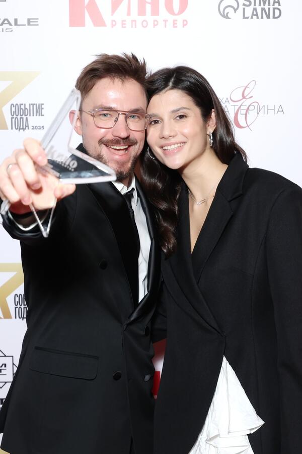 Total black: звезды в шикарных черных нарядах на премии «Событие года»