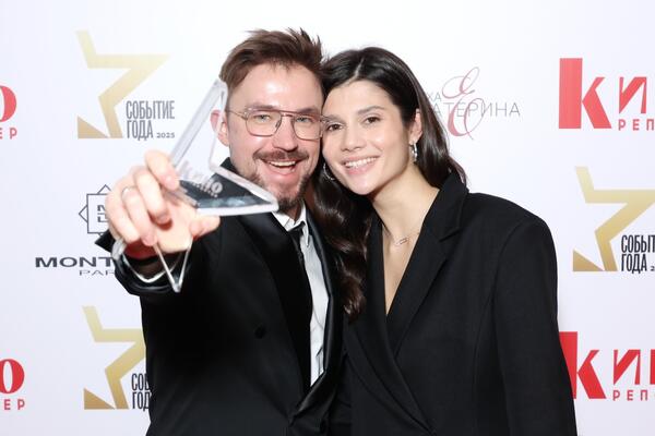 Total black: звезды в шикарных черных нарядах на премии «Событие года»