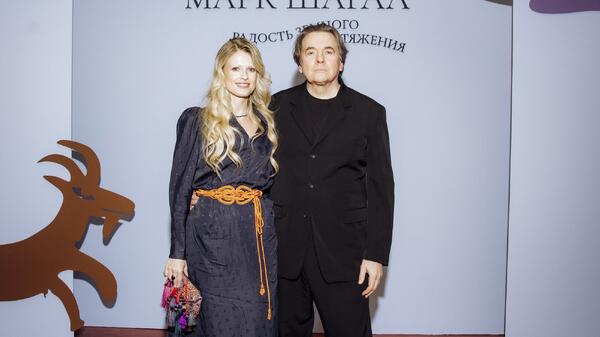 Константин Эрнст вывел в свет подросших дочек от молодой актрисы