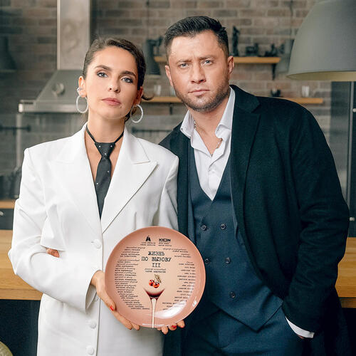 Лиза Моряк и Павел Прилучный на съемках сериала «Жизнь по вызову 3», 2023 год