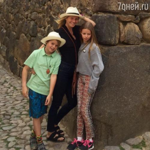 Гвинет Пэлтроу с  детьми Эппл и Мозесом