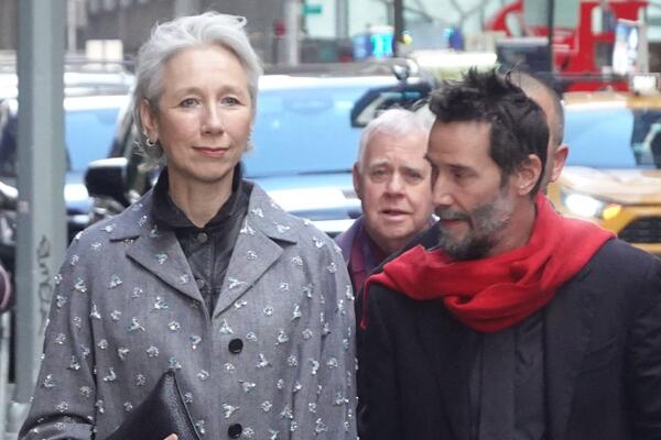 Все еще не женаты? Подруга Киану Ривза показала золотое кольцо на безымянном пальце    