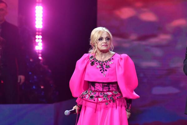Смело для ее возраста: 63-летняя Кадышева в ярком пиджаке покрасовалась на фоне роз