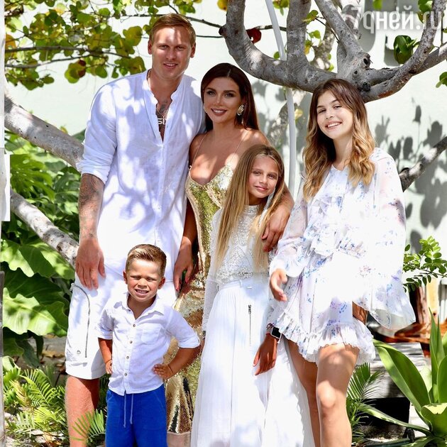 Анна Седокова с семьей — фото