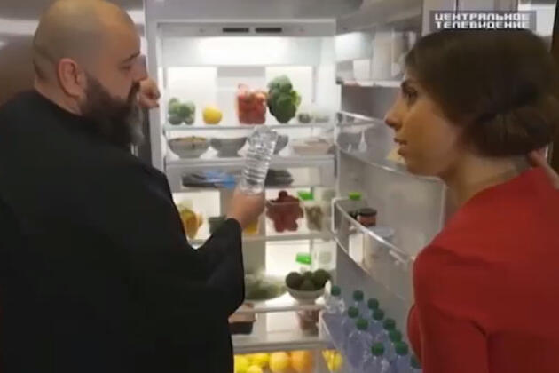 Максим Фадеев показывает свой холодильник