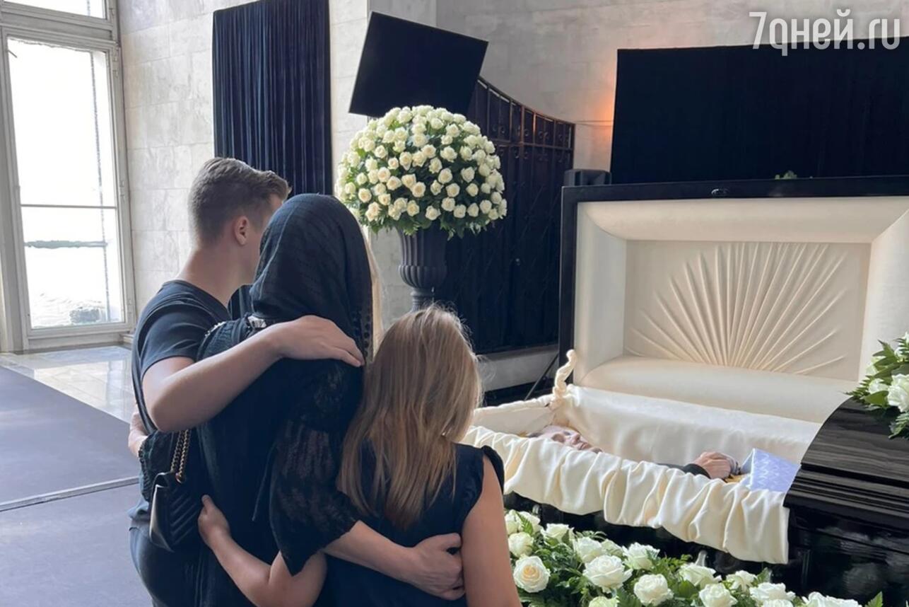 Отец вдовы. Прощание жены с Юрием Шатуновым. Дочь Юрия Шатунова 2022. Жена Юрия Шатунова на похоронах.
