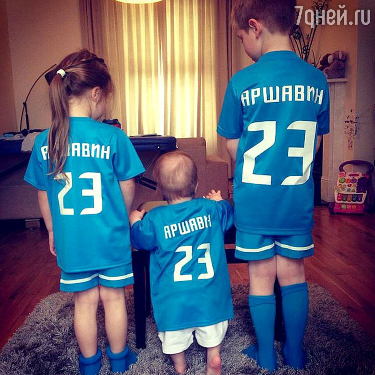 Дети Юлии Барановской и Андрея Аршавина в  футбольной форме