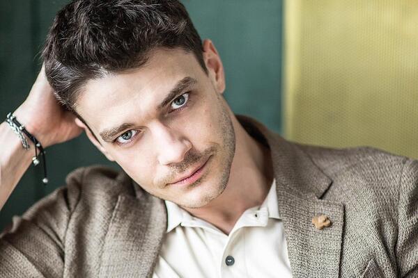 «Одно лицо!» Максим Матвеев осветлил волосы и стал похож на Брэда Питта